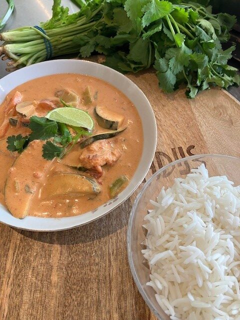 Romige Thaise curry met groenten en witte rijst