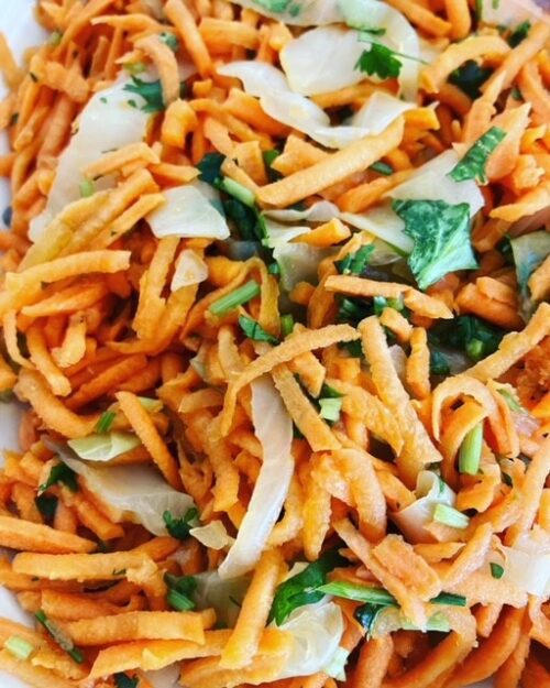 Oosterse rauwkostsalade met wortel, komkommer, rode ui en limoen