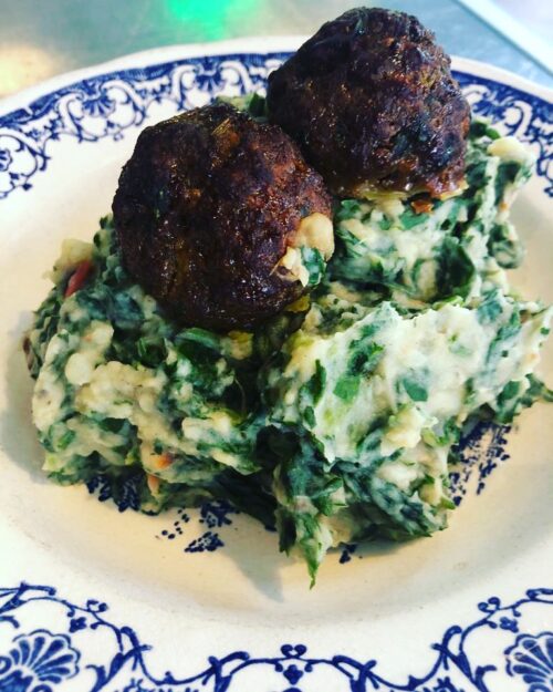 Stamppot spinazie met een rundergehaktbal en jus