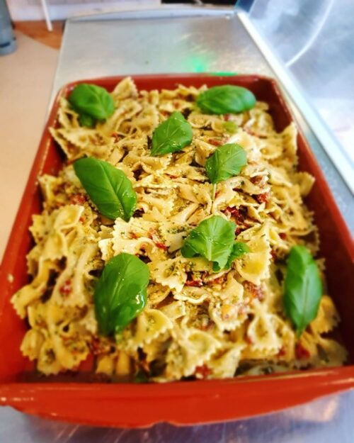 Pasta pesto salade met zongedroogde tomaat en een pesto met cashewnoot