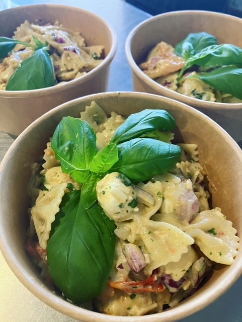 Frisse pasta pesto salade met buffelmozzarella, geroosterde tomaat, Parmezaanse kaas en pesto