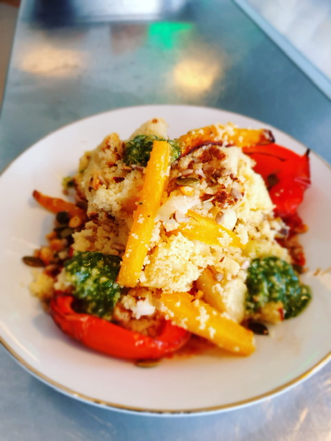 Gevulde paprika met couscous  geroosterde groenten, tomatensaus en gemengde zaden pitten