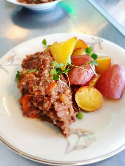Heerlijke boeuf Bourguignon van rundvlees, spek, bleekselderij, wortel, zilverui en kastanje champignons gestoofd in rode wijn. Lekker met aardappeltjes uit de oven
