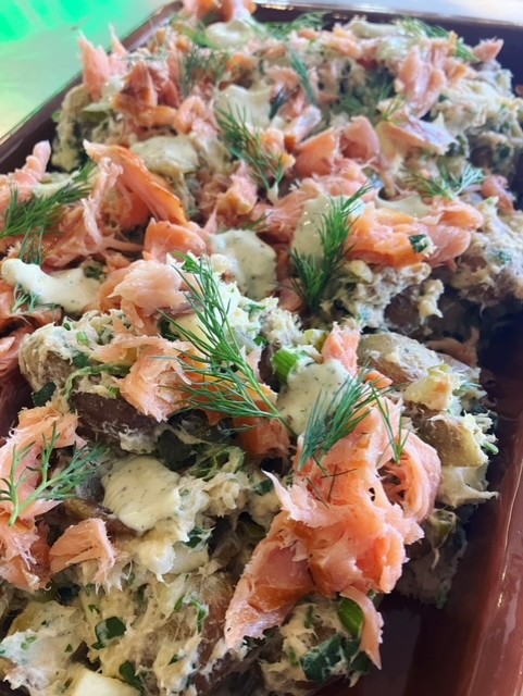 Krieltjes salade met gerookte zalm, dille en kappertjes
