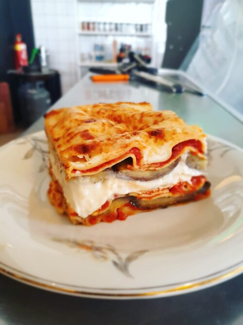 Lasagne tomaat, aubergine, buffelmozzarella, basilicum en bechamelsaus