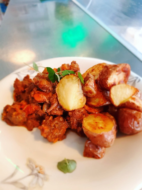 Runder-stoofpotje met groenten en aardappeltjes uit de oven