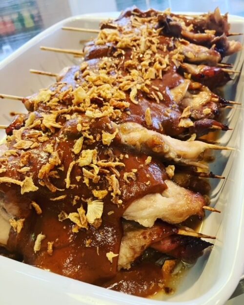 Sate van hele kippendij met satesaus