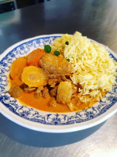 Thaise curry met rundvlees, aardappel en gele rijst