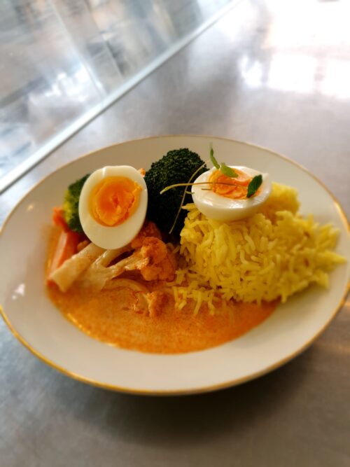Thaise groentencurry met gele rijst en een gekookt eitje