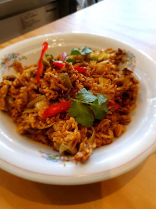 Nasi met kip en groentes