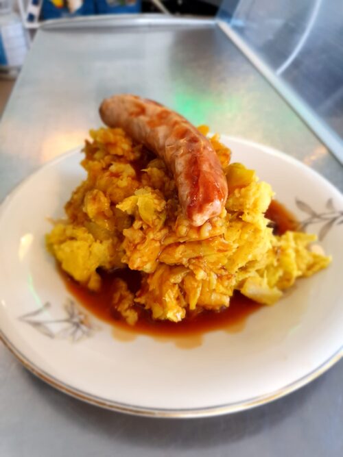 Stamppot spitskool met kerrie, jus en een verse saucijs van Brandt & Levie