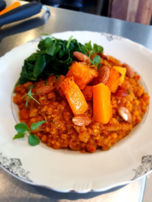 Dahl van rode linzen met geroosterde pompoen,  spinazie en gerookte amandelen