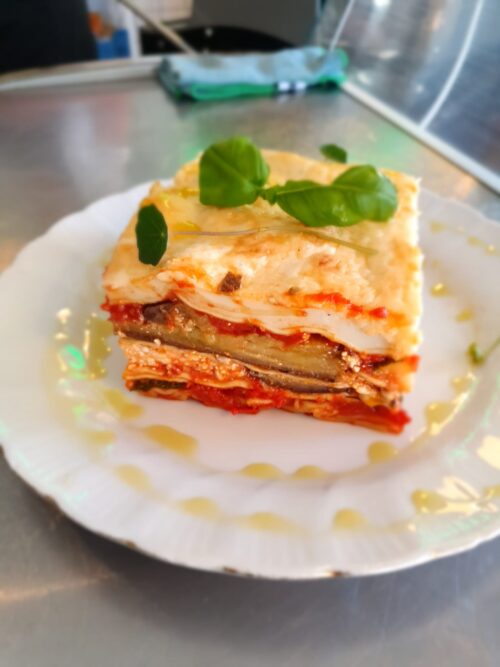 Groeten lasagna met bechamelsaus en Parmezaanse kaas