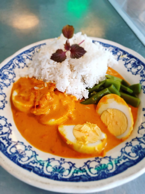 Indiaase eiercurry met witte rijst en snijbonen