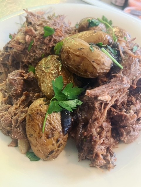 Stoofpotje boeuf Bourguignon van draadjesvlees en spekjes. Lekker met krieltjes uit de oven