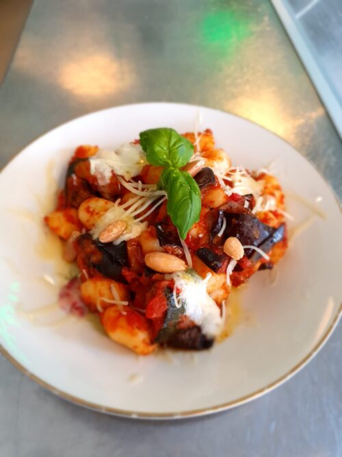 Gnocchi met tomatensaus geroosterde aubergine, courgette, gorgonzola en amandelen