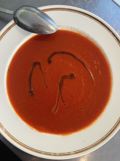 Geroosterde paprika-tomaat soep, kan zowel koud als warm gegeten worden