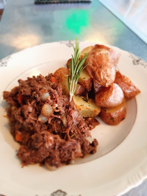 Lekker hoor! Frans stoofpotje boeuf Bourguignon met krieltjes uit de oven