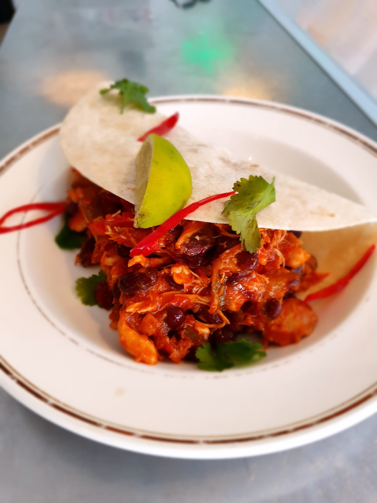 Mexicaanse burrito gevuld met rundergehakt en groenten, lekker met Parmezaanse kaas en zure room