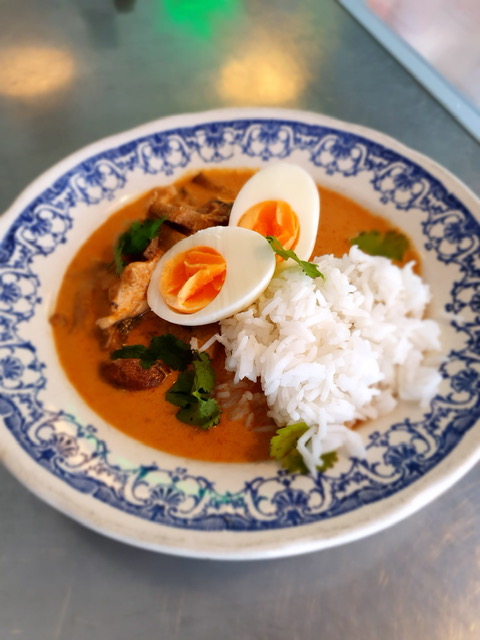 Milde Thaise curry met kip, paddenstoelen, witte rijst en een gekookt eitje