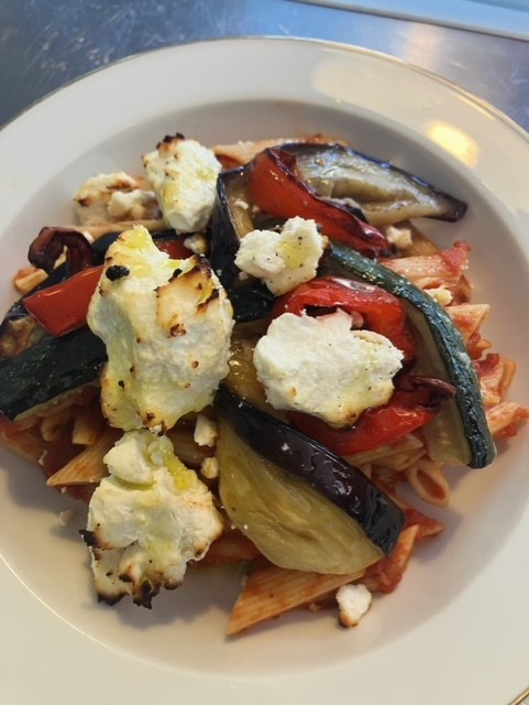 Pasta in een volle tomatensaus met in knoflookolie geroosterde aubergine, courgette en paprika. Lekker met gebakken ricotta kaas