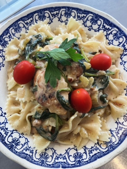 Pasta met kippendij in een roomsaus met zongedroogde tomaat, spinazie en Parmezaanse kaas