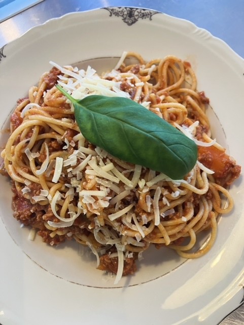 Spaghetti bolognese van rundergehakt met Parmezaanse kaas
