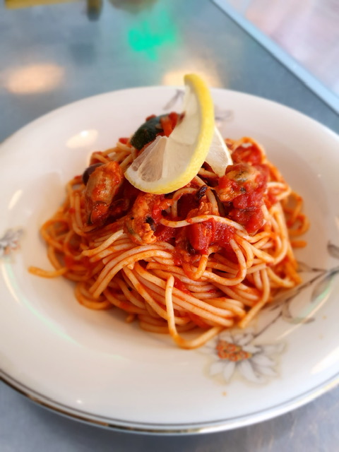 Spaghetti en mosselen in tomatensaus met kappertjes en olijven