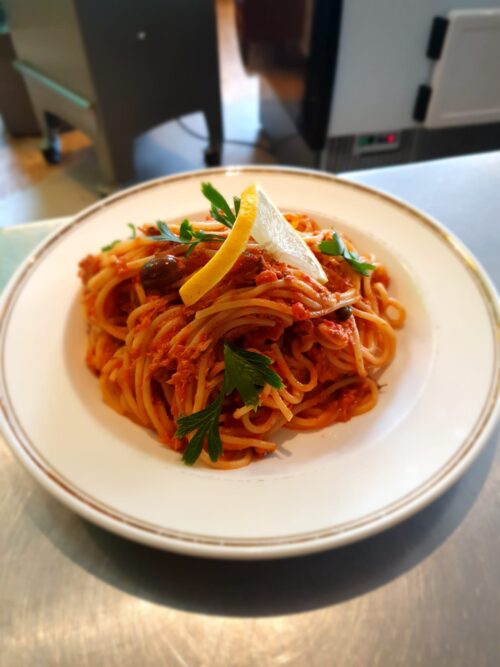 Spaghetti tonijn met kappers en olijf