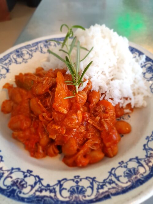 Spaans stoofpotje van kip, chorizo, paprika olijven en tomaat. Met witte rijst