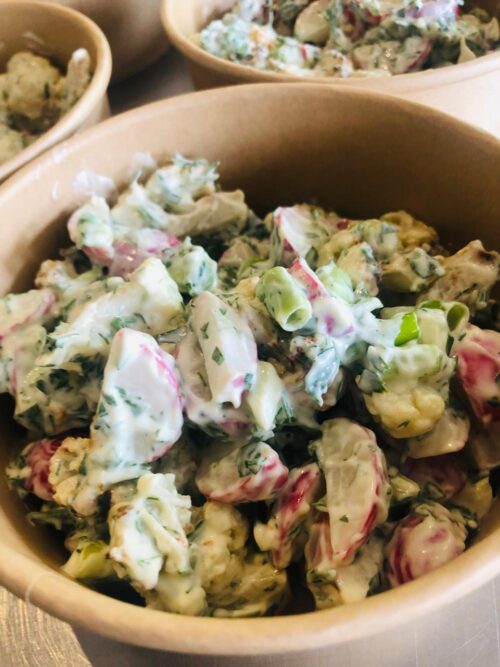 Salade geroosterde bloemkool, radijs, groene kruiden en yoghurt dressing