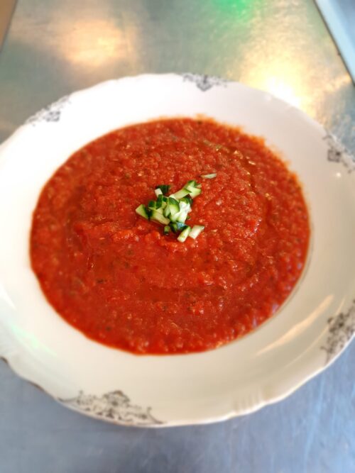 Gazpacho. De perfecte Spaanse koude soep. Eet 'm ijs en ijkoud!