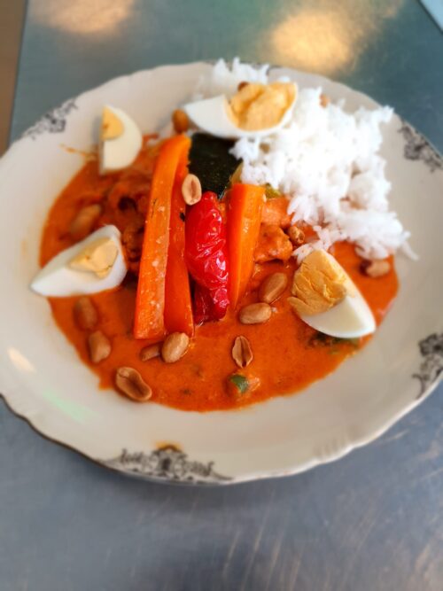 Thaise rode curry met 200 gram geroosterde groenten, een eitje, witte rijst en pinda's