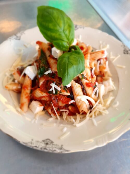 Penne met tomaat, aubergine, courgette en spinazie. Met feta en een beetje parmezaanse kaas