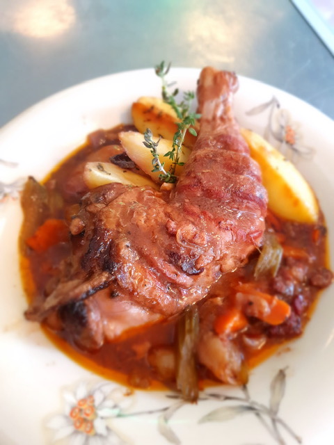 Coq au vin met Roseval aardappeltjes uit de oven! Helemaal gemaakt zoals het hoort, zonder pakjes en zakjes en dat proef je! Om je vingers bij af te likken zoooooo lekker!
