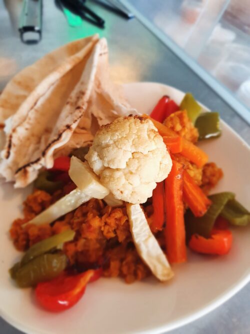 Dahl van rode linzen met geroosterde groenten en Libanees platbrood