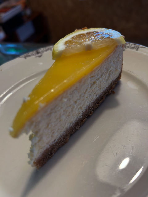 Onze huisgebakken Lemoncurd cheesecake is er weer! Lekker bij de koffie of als dessert!