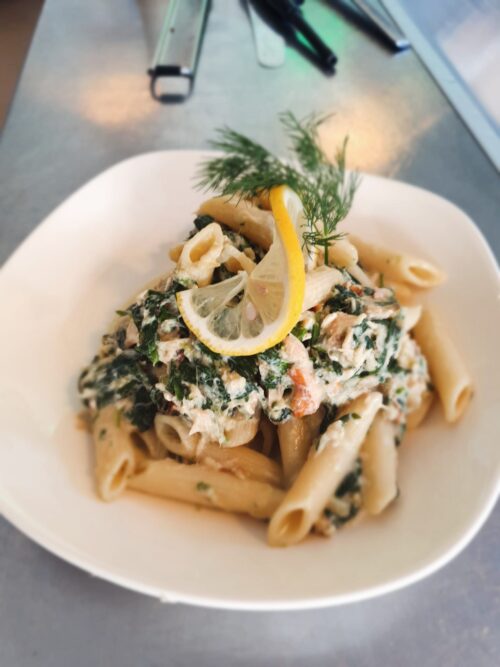 Penne gerookte zalm, spinazie en roomsaus