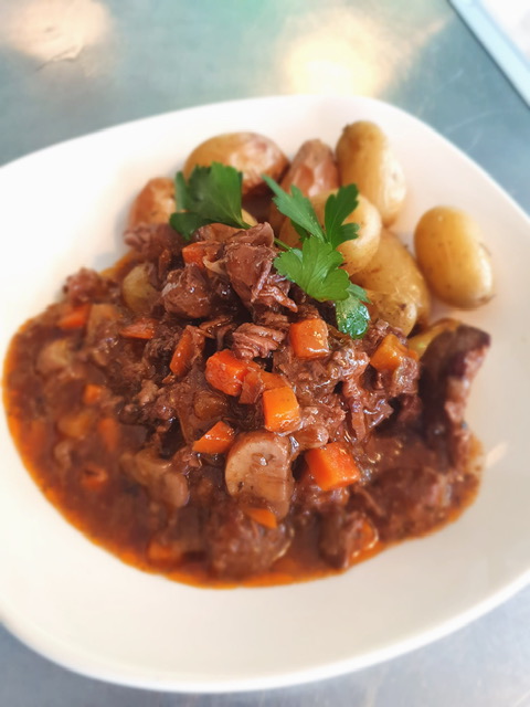 Provenciaalse runderstoof met geroosterde aardappeltjes