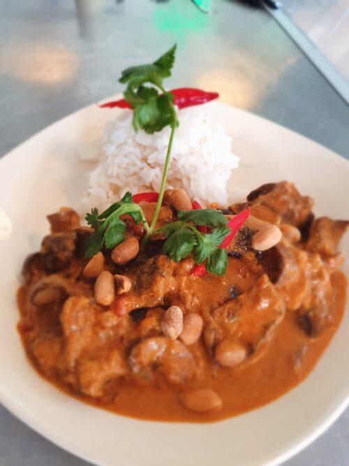 Thaise curry met aubergine, champignons, geroosterde pinda's en witte rijst