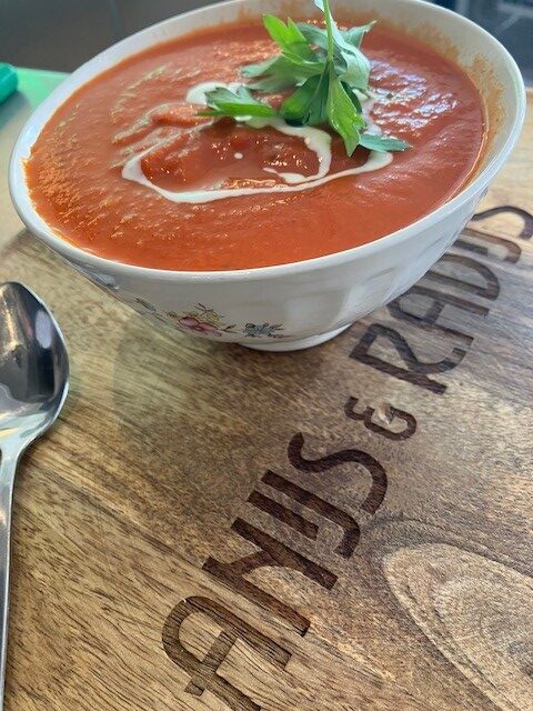 Italiaanse tomatensoep met verse basilicum