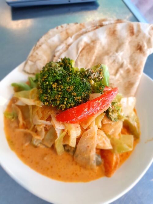 Vegetarische Thaise rode curry met 250 gram verse groenten en knoflook naan