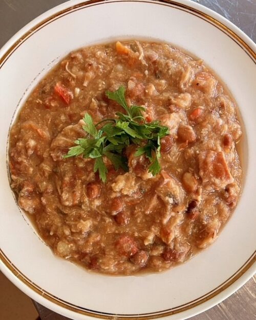 Bruine bonen soep, precies wat lekker is tijdens deze herfstige dagen! De bouillon gemaakt van krabbetjes, pootjes en ribbetjes van Elburg scharrel-varken en daarna mega veel groenten, bonen, rookworst en spek erdoor, zooooooo lekker