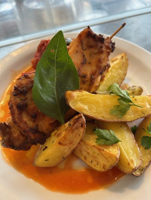 Heerlijke mediterraans gemarineerde kipspies van kippendij met roseval aardappeltjes uit de oven en Italiaanse groentenstoofje