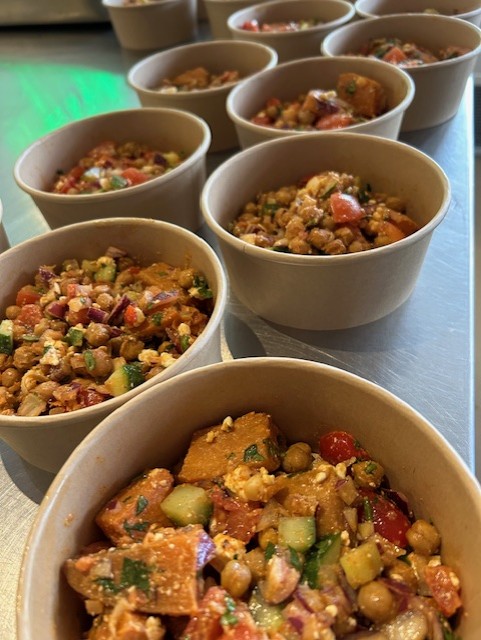 Kikkererwtensalade met zoete aardappel, lekker veel rauwkost, feta en citroen vinaigrette