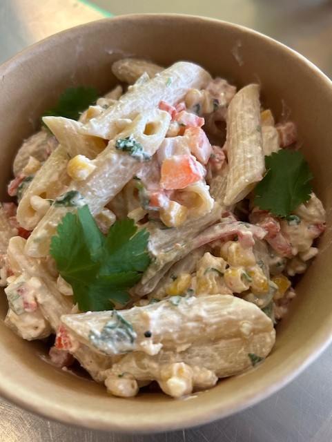 Lekkere frisse pasta salade met mais, rode ui, paprika, jalapeno en een frisse dressing van zure room en limoen