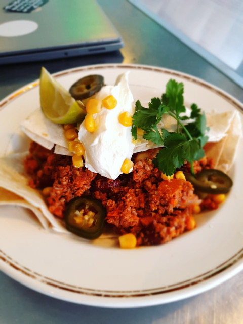 Mexicaanse tortilla met gehakt, kidneybonen, creme frache en mais