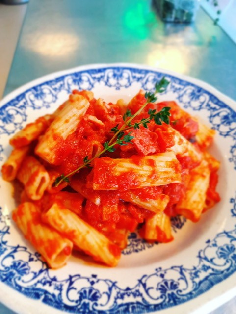 Penne met salami in kruidige tomatensaus en Parmezaanse kaas