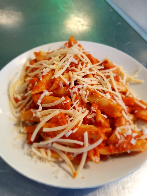 Penne tomatensaus, chorizo, olijven en Parmezaanse kaas - Weekhap €9,95