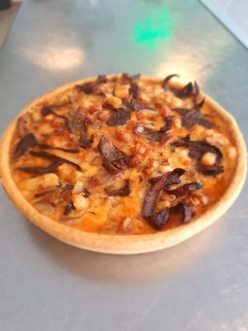 Quiche geroosterde groenten, feta, walnoten en rode ui